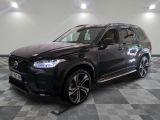 Le SUV Volvo noir est garé dans une pièce au sol carrelé.