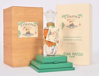 une image représentant un flacon d'eau de Cologne à côté d'une boîte d'eau de Cologne