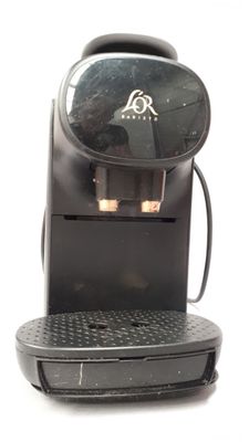 une image d'une machine à café sur fond blanc