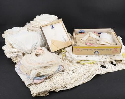 une boîte de tissu et une boîte de tissu posées sur une table