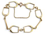 Le bracelet en or est en métal et comporte une longue chaîne.