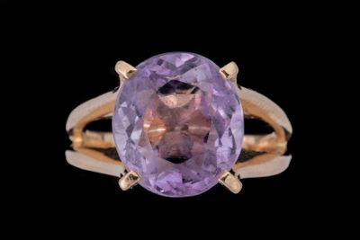 Gros plan sur une bague contenant une pierre violette