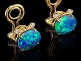 une paire de boucles d'oreilles en oplite et diamants