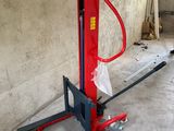 une photo d'un cariste dans un garage
