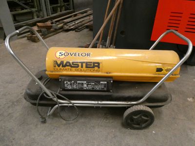 a machine that is sitting on the ground in the garage