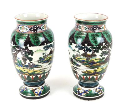 deux vases posés côte à côte sur une surface blanche