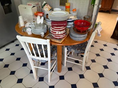 une table dans la cuisine sur laquelle sont disposés de nombreux plats