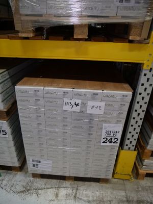une grande pile de cartons posée sur une étagère dans un entrepôt