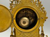 une horloge en or posée sur une table