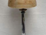 l'image d'une lampe posée sur une table
