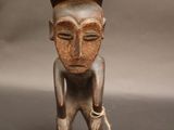 un gros plan sur une figurine représentant une personne coiffée d'un chapeau