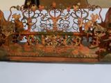 un vieux banc en métal orné de nombreuses décorations