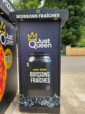 une boîte sur laquelle est représentée une pizza, à côté d'une poubelle