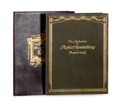 un livre noir aux bords dorés et à la couverture dorée
