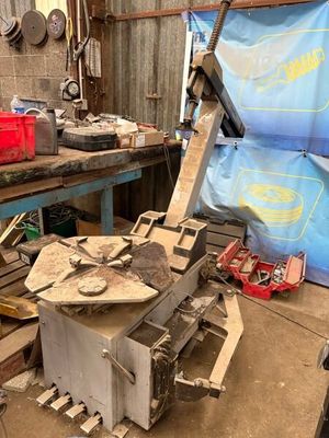 une machine posée sur une table dans un garage