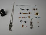 beaucoup de bijoux posés sur la table