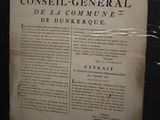 un vieux livre à la couverture noire posé sur une table en bois