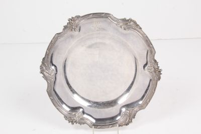 une assiette en argent posée sur une surface blanche