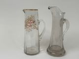 deux vases posés l'un à côté de l'autre sur une surface blanche