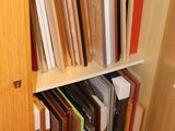 une bibliothèque remplie de livres, placée dans un coin de la pièce