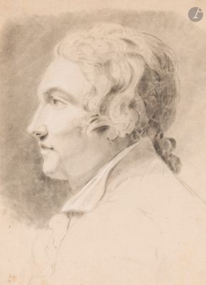 portrait d'un homme aux cheveux attachés en queue de cheval, vêtu d'une blouse blanche