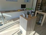 un bureau sur lequel se trouve un ordinateur, au milieu d'une pièce