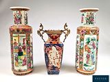 trois vases posés l'un à côté de l'autre sur une table