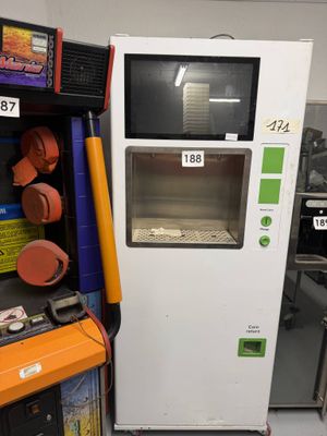 une photo d'un distributeur automatique dans un magasin