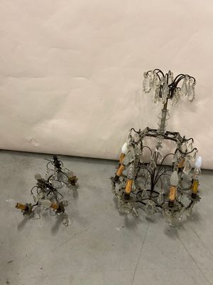 Un LUSTRE cage en fer à huit lumières à décor de pendeloques…