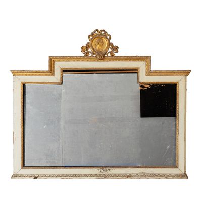 une image d'un miroir avec un cadre doré sur un fond blanc