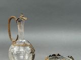 deux vases en verre et un bol en verre posés sur une surface grise
