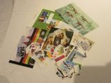 une pile de timbres posée sur une table à côté d'un ordinateur portable