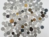 gros plan d'une pile de pièces de monnaie sur une surface blanche