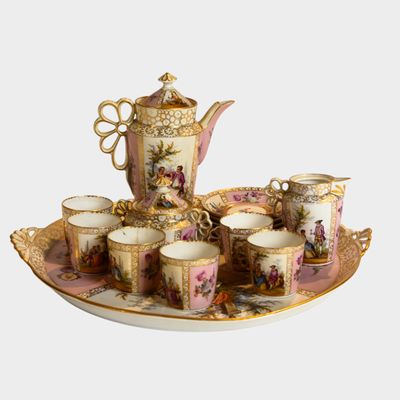 une image représentant un service à thé avec des tasses et des soucoupes