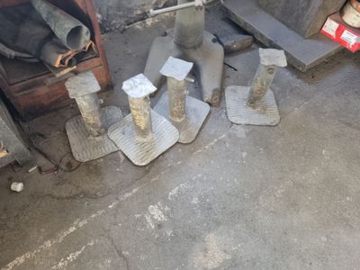 un grand nombre d'outils posés sur le sol