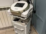 une machine posée sur un chariot