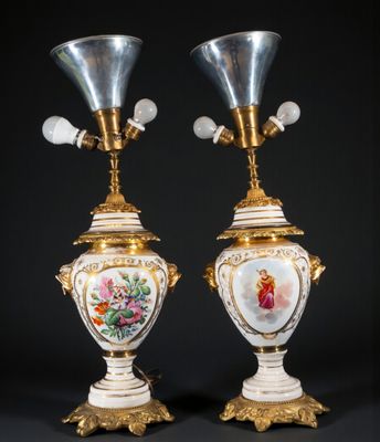 Paire de vases en porcelaine transformés en lampes, 19e sièc…