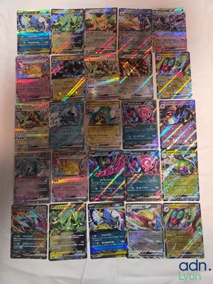 plusieurs types de cartes pokemon sur la table