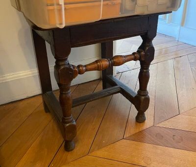 un petit lavabo posé sur une table en bois dans une pièce
