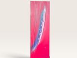 tableau abstrait aux couleurs rose, bleu et blanc, posé sur un chevalet en bois