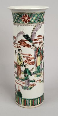 un vase blanc orné d'un motif représentant des personnes et des oiseaux