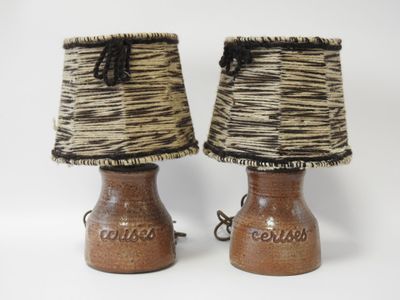 une paire de lampes de table en céramique avec des abat-jours marron et noirs
