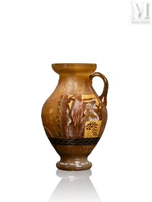 un vase orné d'une peinture posé sur une surface blanche
