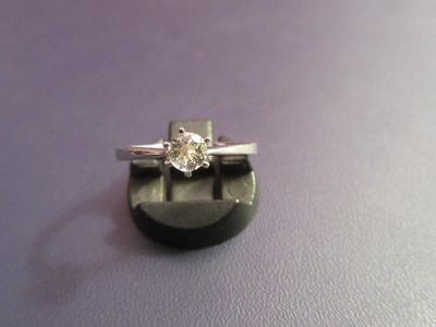 une bague en diamant posée sur un objet noir