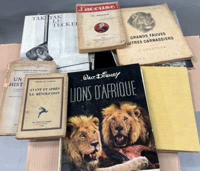 plusieurs livres sont posés sur une table les uns à côté des autres