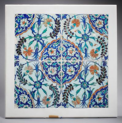 un carreau bleu et blanc orné de fleurs et de feuilles, dans un cadre blanc