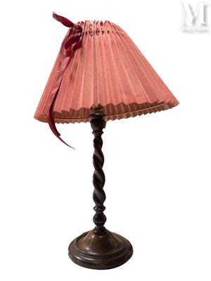 une photo d'une lampe de table avec un abat-jour rose