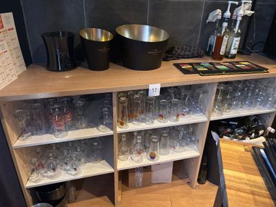 une étagère sur laquelle sont posés des verres et une casserole