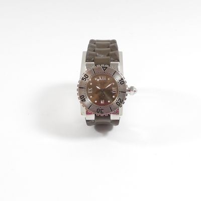 une montre posée sur une surface blanche