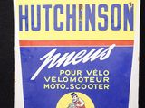 une vieille affiche publicitaire pour l'huile moteur Hutchinson sur fond noir